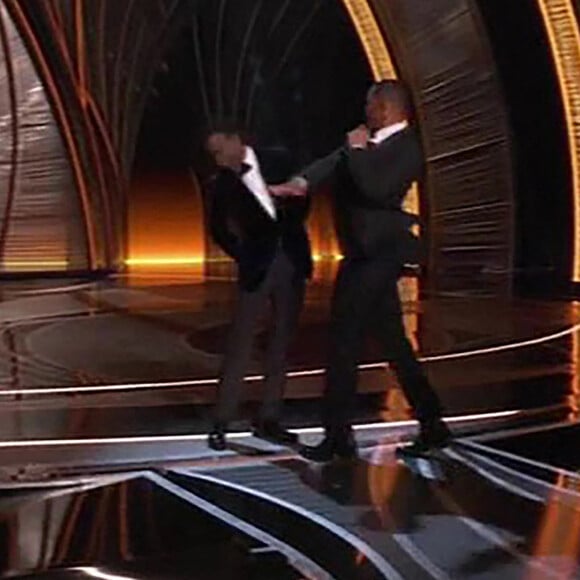 Ils n'étaient donc déjà plus ensemble lors de la giffle de Will Smith à Chris Rock aux Oscars.
Will Smith frappe Chris Rock sur la scène des Oscars, le 27 mars 2022.