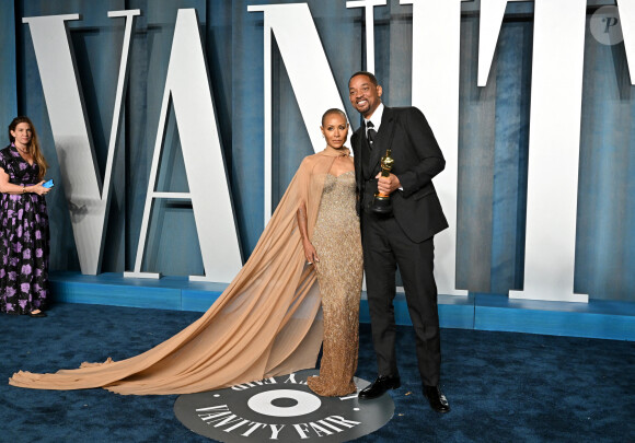 Jada Pinkett Smith et son mari Will Smith, avec son oscar de meilleur acteur, au photocall de la soirée "Vanity Fair" lors de la 94ème édition de la cérémonie des Oscars au Wallis Annenberg Center for the Performing Arts dans le quartier de Beverly Hills, à Los Angeles, Californie, Etats-Unis, le 27 mars 2022. 