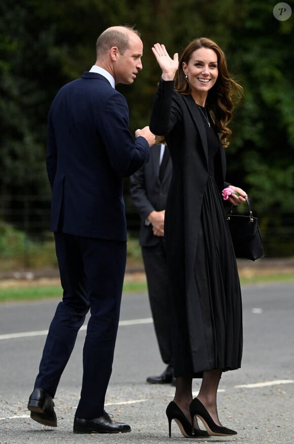 Le prince William, prince de Galles, et Catherine (Kate) Middleton, princesse de Galles regardent les hommages floraux laissés par les membres du public aux portes de Sandringham House à Norfolk, Royaume Uni, le 15 septembre 2022, après la mort de la reine Elisabeth II. 