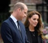 Le prince William et Kate Middleton ont publié un communiqué sur la guerre entre l'Israël et le Hamas.
Le prince William, prince de Galles, et Catherine (Kate) Middleton, princesse de Galles regardent les hommages floraux laissés par les membres du public aux portes de Sandringham House à Norfolk, Royaume Uni, après la mort de la reine Elisabeth II. 
