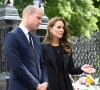 Et ont plaidé pour la paix. 
Le prince William, prince de Galles, et Catherine (Kate) Middleton, princesse de Galles regardent les hommages floraux laissés par les membres du public aux portes de Sandringham House à Norfolk, Royaume Uni, le 15 septembre 2022, après la mort de la reine Elisabeth II. 
