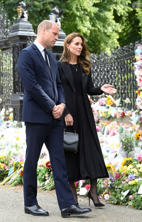 Et ont plaidé pour la paix. 
Le prince William, prince de Galles, et Catherine (Kate) Middleton, princesse de Galles regardent les hommages floraux laissés par les membres du public aux portes de Sandringham House à Norfolk, Royaume Uni, le 15 septembre 2022, après la mort de la reine Elisabeth II. 