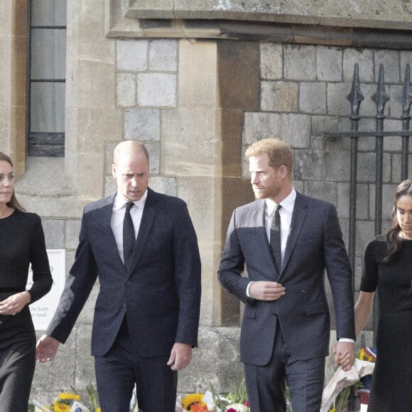 Et le couple a rappelé son engagement contre le terrorisme.
Le prince de Galles William, la princesse de Galles Kate Catherine Middleton, le prince Harry, duc de Sussex, Meghan Markle, duchesse de Sussex à la rencontre de la foule devant le château de Windsor, suite au décès de la reine Elisabeth II d'Angleterre. Le 10 septembre 2022 