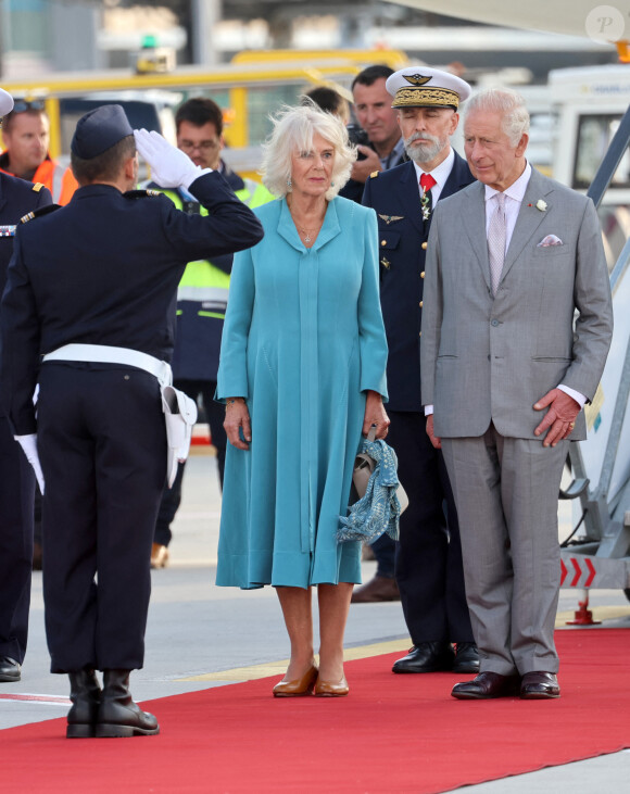 Le roi Charles III et sa femme Camilla ne peuvent pas réagir officiellement.
Le roi Charles III d'Angleterre et Camilla Parker Bowles, reine consort d'Angleterre, quittent Bordeaux après une visite officielle de trois jours en France, le 22 septembre 2023. Le couple royal britannique était en visite en France du 20 au 22 septembre 2023. 