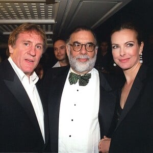 Mais auparavant, elle avait partagé une belle relation avec Gérard Depardieu.
Francis Ford Coppola, Carole Bouquet et Gérard Depardieu - Soirée Cerruti à Cannes en 2001