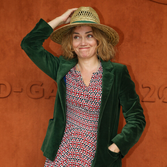 Marine Delterme y est presque méconnaissable en raison de sa chevelure très brune.
Marine Delterme dans le village lors des internationaux de tennis de Roland Garros à Paris, France, le 4 juin 2019. © Jacovides-Moreau/Bestimage