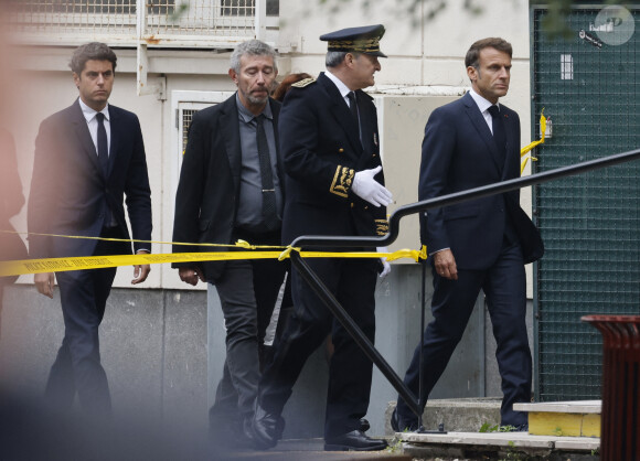 Le président français Emmanuel Macron et Gabriel Attal, ministre de l'Education nationale - Le président français E.Macron arrive au lycée Gambetta à Arras, où une attaque au couteau a tué un enseignant de 57 ans et blessé grièvement deux personnes dans la matinée du 13 octobre 2023. Le suspect âgé de 20 ans, interpellé par la police, serait un ancien élève de l'établissement. Ce fiché S d'origine russe y aurait pénétré en criant "Allah Akhbar". © Ludovic Marin / Pool / Bestimage  French President E.Macron (R) and French National Education Minister Gabriel Attal (L) arrive at the Gambetta high school in Arras, northeastern France on October 13, 2023, after a teacher was killed and two other people severely wounded in a knife attack, police and regional officials said. The perpetrator has been detained by police, Interior Minister Gerald Darmanin wrote on X, formerly Twitter. (Photo by Ludovic MARIN / AFP) 