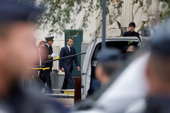 Le président français Emmanuel Macron - Le président français E.Macron arrive au lycée Gambetta à Arras, où une attaque au couteau a tué un enseignant de 57 ans et blessé grièvement deux personnes dans la matinée du 13 octobre 2023. Le suspect âgé de 20 ans, interpellé par la police, serait un ancien élève de l'établissement. Ce fiché S d'origine russe y aurait pénétré en criant "Allah Akhbar". © Ludovic Marin / Pool / Bestimage  French President E.Macron (C) arrives at the Gambetta high school in Arras, northeastern France on October 13, 2023, after a teacher was killed and two other people severely wounded in a knife attack. A man of Chechen origin stabbed to death a teacher and severely wounded two other adults on Ocotber 13 at a school in northeastern France, with prosectors opening a probe into a suspected act of terror. (Photo by Ludovic MARIN / AFP) 