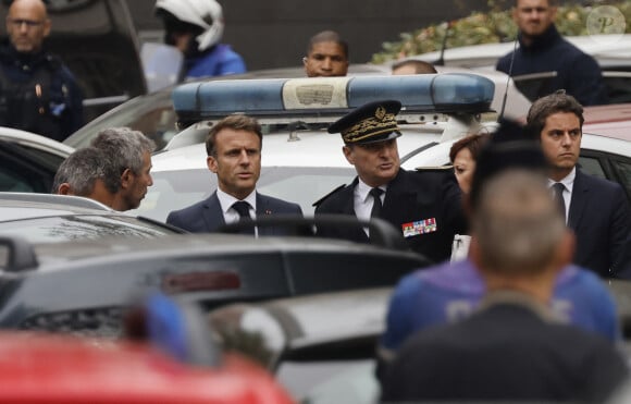 Le président français Emmanuel Macron et Gabriel Attal, ministre de l'Education nationale - Le président français E.Macron arrive au lycée Gambetta à Arras, où une attaque au couteau a tué un enseignant de 57 ans et blessé grièvement deux personnes dans la matinée du 13 octobre 2023. Le suspect âgé de 20 ans, interpellé par la police, serait un ancien élève de l'établissement. Ce fiché S d'origine russe y aurait pénétré en criant "Allah Akhbar". © Ludovic Marin / Pool / Bestimage  French President E.Macron (C-L) and French National Education Minister Gabriel Attal (R) arrive at the Gambetta high school in Arras, northeastern France on October 13, 2023, after a teacher was killed and two other people severely wounded in a knife attack, police and regional officials said. The perpetrator has been detained by police, Interior Minister Gerald Darmanin wrote on X, formerly Twitter. (Photo by Ludovic MARIN / AFP) 