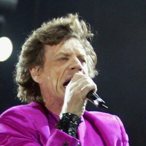 Il aurait dans l'idée de leur transmettre une partie de son héritage, à savoir 300 millions de dollars. Il est également propriétaire de nombreuses biens immobiliers.
Mick Jagger, concert à Toronto le 30 juillet 2003.
