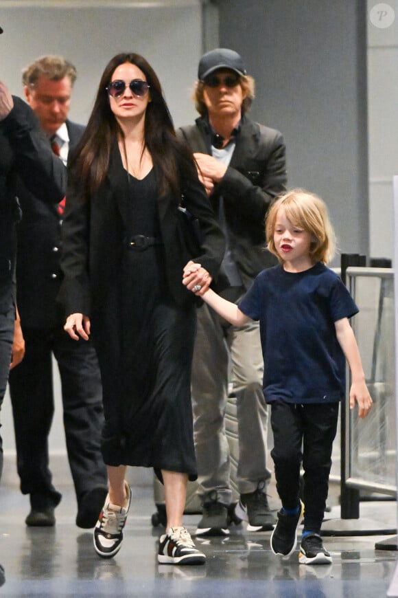 Pas totalement en tout cas.
Exclusif - Rare apparition de Mick Jagger, sa compagne Melanie Hamrick et leur fils Deveraux à l'aéroport JFK de New York City, New York, Etats-Unis, le 15 juin 2023.