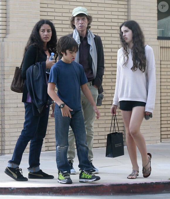 "Mes enfants n'ont pas besoin de 500 millions de dollars pour vivre", assure-t-il.
Exclusif - Mick Jagger est allé faire du shopping avec sa fille Karis, née de la liaison avec Marsha A. Hunt, et ses petits enfants chez Barneys New York à Beverly Hills. Le 17 mai 2015.
