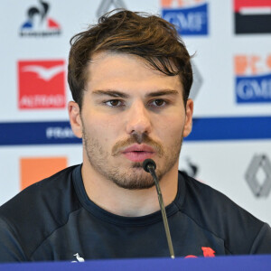 Antoine Dupont n'a pas pu retenir ses larmes en retrouvant sa mère, Marie-Pierre
 
Antoine Dupont - A.Dupont et R.Ibanez, manager général du XV de France, en conférence de presse à Saint-Etienne, à la veille du match France - Ecosse et quelques semaines avant le début de la Coupe du monde de rugby (8 septembre - 28 octobre 2023), le 11 août 2023. © Frédéric Chambert / Panoramic / Bestimage