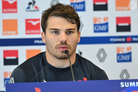 Antoine Dupont n'a pas pu retenir ses larmes en retrouvant sa mère, Marie-Pierre
 
Antoine Dupont - A.Dupont et R.Ibanez, manager général du XV de France, en conférence de presse à Saint-Etienne, à la veille du match France - Ecosse et quelques semaines avant le début de la Coupe du monde de rugby (8 septembre - 28 octobre 2023), le 11 août 2023. © Frédéric Chambert / Panoramic / Bestimage