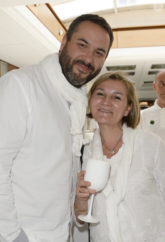 Le couple a deux enfants : Lola et Noé.
Bruce Toussaint et sa femme Catherine - La 4ème édition du "Brunch Blanc" sur le bateau "L'Excellence" à Paris, le 29 juin 2014.