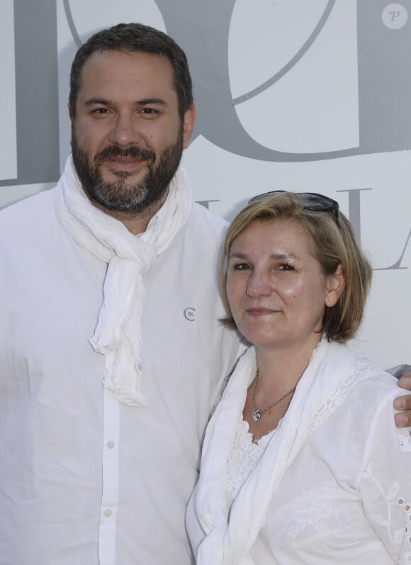 Bruce Toussaint et sa femme Catherine - Photocall de la 4ème édition du "Brunch Blanc" sur le bateau "L'Excellence" à Paris, le 29 juin 2014.