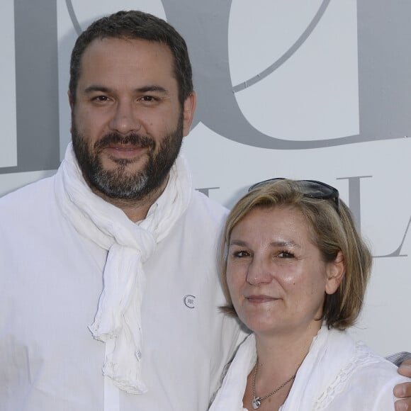 Bruce Toussaint et sa femme Catherine - Photocall de la 4ème édition du "Brunch Blanc" sur le bateau "L'Excellence" à Paris, le 29 juin 2014.