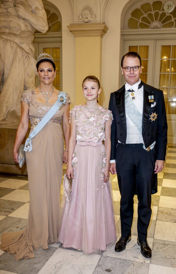 Les familles royales de Suède et de Norvège étaient elles aussi représentées. 
Princesse Victoria de Suède, princesse Estelle de Suède, Daniel de Suède - Banquet royal organisé pour les 18 ans du prince héritier Christian de Danemark, Copenhague, 15 octobre 2023.