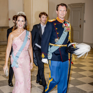 Malgré les récentes brouilles, son oncle, le prince Joachim, et sa tante Marie avaient fait le déplacement.
Princesse Marie, Prince Joachim de Danemark - Banquet royal organisé pour les 18 ans du prince héritier Christian de Danemark, Copenhague, 15 octobre 2023.