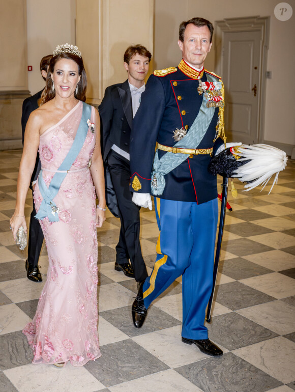 Malgré les récentes brouilles, son oncle, le prince Joachim, et sa tante Marie avaient fait le déplacement.
Princesse Marie, Prince Joachim de Danemark - Banquet royal organisé pour les 18 ans du prince héritier Christian de Danemark, Copenhague, 15 octobre 2023.