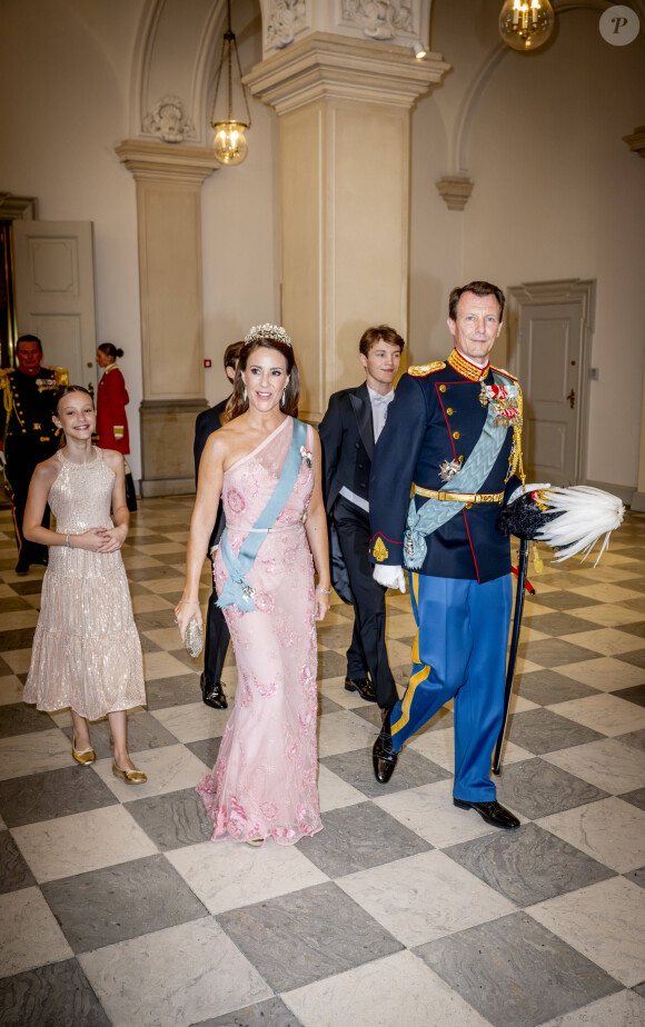 Joachim et Marie de Danemark, avec leurs enfants Felix, Henrik et Athena - Banquet royal organisé pour les 18 ans du prince héritier Christian de Danemark, Copenhague, 15 octobre 2023.
