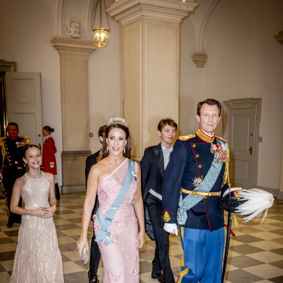Joachim et Marie de Danemark, avec leurs enfants Felix, Henrik et Athena - Banquet royal organisé pour les 18 ans du prince héritier Christian de Danemark, Copenhague, 15 octobre 2023.