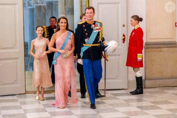 Joachim et Marie de Danemark, avec leurs enfants Felix, Henrik et Athena - Banquet royal organisé pour les 18 ans du prince héritier Christian de Danemark, Copenhague, 15 octobre 2023.