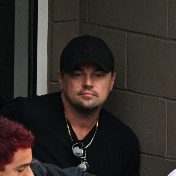 Leonardo DiCaprio lors de la finale masculine opposant Novak Djokovic à Daniil Medvedev lors de l'US Open Tennis 2023 au stade Arthur Ashe. Le 10 septembre 2023.