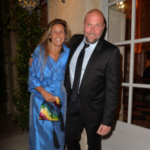 Une jolie blonde avec qui il prenait la pose en 2019, lors d'un dîner de gala caritatif.
François Damiens et sa compagne Gaëlle lors d'une visite privée et d'un dîner de gala caritatif donné en faveur des actions de l'association "Un Rien C'est Tout" au musée Rodin à Paris, France, le 19 septembre 2019. © Veeren/Bestimage 
