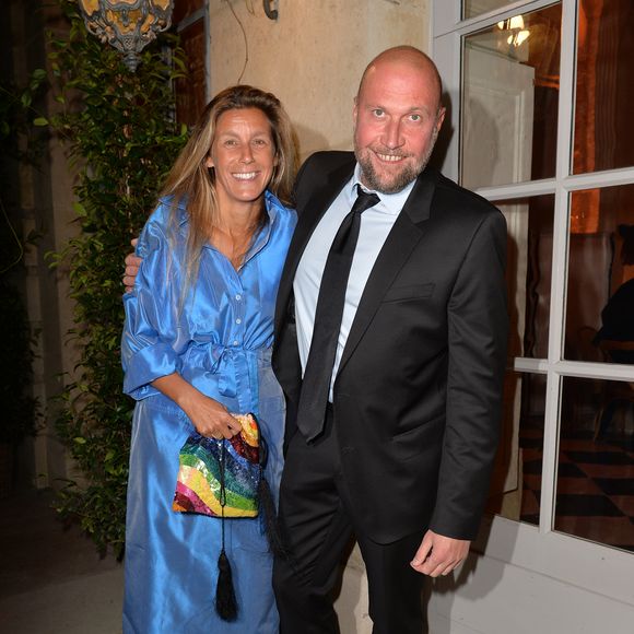 Par conséquent, on ne sait pas grand-chose sur sa dulcinée.
François Damiens et sa compagne Gaëlle lors d'une visite privée et d'un dîner de gala caritatif donné en faveur des actions de l'association "Un Rien C'est Tout" au musée Rodin à Paris, France, le 19 septembre 2019. © Veeren/Bestimage 