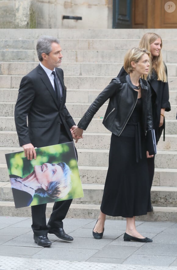 Julie Andrieu et son mari Stéphane Delajoux - Obsèques de Nicole Courcel en l'église Saint-Roch à Paris le 30 juin 2016.