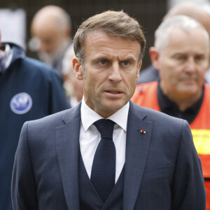 Le président français Emmanuel Macron - Le président français E.Macron arrive au lycée Gambetta à Arras, où une attaque au couteau a tué un enseignant de 57 ans et blessé grièvement deux personnes dans la matinée du 13 octobre 2023. Le suspect âgé de 20 ans, interpellé par la police, serait un ancien élève de l'établissement. Ce fiché S d'origine russe y aurait pénétré en criant "Allah Akhbar". © Ludovic Marin / Pool / Bestimage