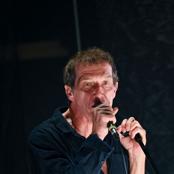 Mais l'état de santé de Miossec ne lui permet pas de monter sur scène et d'enchaîner les concerts
Miossec en concert sur la scène du Grand théâtre de la Coursive lors des Francofolies de La Rochelle, le 11 juillet 2021, 25 ans après la sortie de son premier album, "Boire". © MPP / Bestimage 