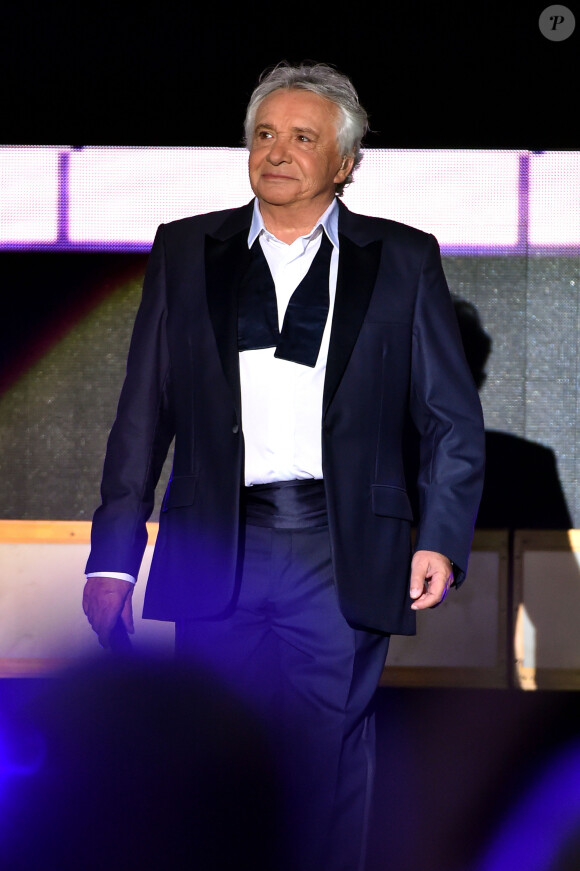 Heureusement, sur scène, il semble très heureux !
Exclusif - Michel Sardou aux Arènes de Nîmes pour le second concert de sa dernière tournée "La Dernière Danse" le 7 juillet 2017. © Bruno Bebert / Bestimage 