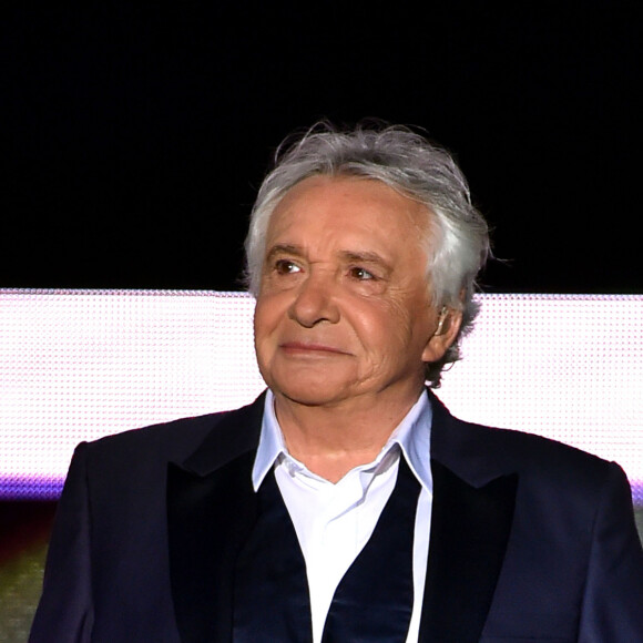 Heureusement, sur scène, il semble très heureux !
Exclusif - Michel Sardou aux Arènes de Nîmes pour le second concert de sa dernière tournée "La Dernière Danse" le 7 juillet 2017. © Bruno Bebert / Bestimage 