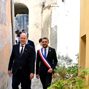 Le prince Albert II de Monaco en visite à Piène-Haute, village appartenant à la commune de Breil-sur-Roya, dans les Alpes-Maritimes, le 9 octobre 2023, dans le cadre de ses déplacements dans les territoires liés historiquement à la famille princière. Il a été acueilli par le maire de Breil, Sébastien Olharan, d'élus municipaux et régionaux et la population. © Bruno Bebert/Bestimage 