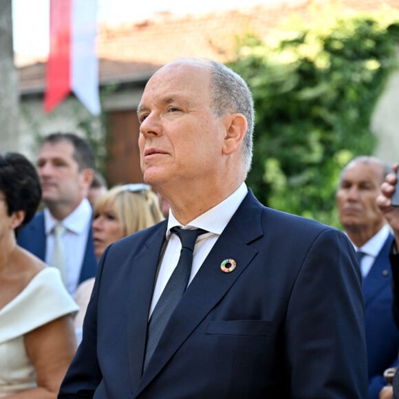 Et il a rappelé ses responsabilités.
Le prince Albert II de Monaco en visite à Piène-Haute, village appartenant à la commune de Breil-sur-Roya, dans les Alpes-Maritimes, le 9 octobre 2023, dans le cadre de ses déplacements dans les territoires liés historiquement à la famille princière. Il a été acueilli par le maire de Breil, Sébastien Olharan, d'élus municipaux et régionaux et la population. © Bruno Bebert/Bestimage 