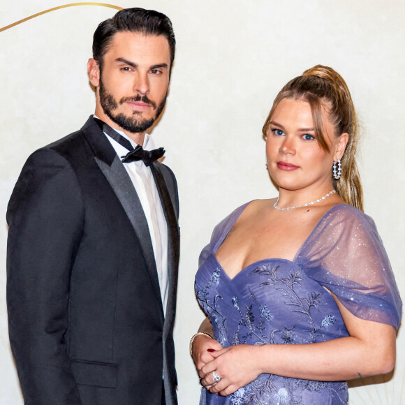 Baptiste Giabiconi et Camille Gottlieb ont posé face aux photographes
Baptiste Giabiconi, Camille Gottlieb au photocall du Bal du Centenaire en hommage au Prince Rainier III à l'atrium du Casino de Monte-Carlo à Monaco