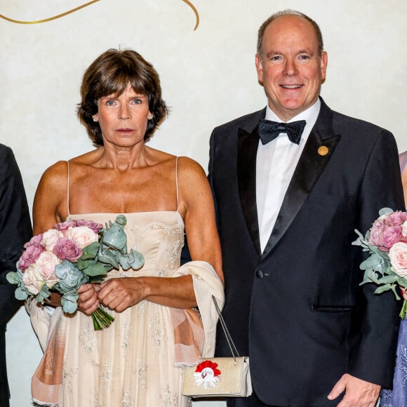 Le prince Albert II de Monaco a pu danser avec sa soeur Stéphanie
Le prince Albert II de Monaco, la princesse Stéphanie de Monaco au photocall du Bal du Centenaire en hommage au Prince Rainier III à l'atrium du Casino de Monte-Carlo à Monaco, le 20 octobre 2023. © Jean-Charles Vinaj/Pool Monaco/Bestimage 