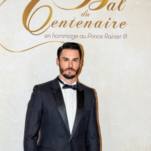 Baptiste Giabiconi au photocall du Bal du Centenaire en hommage au Prince Rainier III à l'atrium du Casino de Monte-Carlo à Monaco, le 20 octobre 2023. © Jean-Charles Vinaj/Pool Monaco/Bestimage 