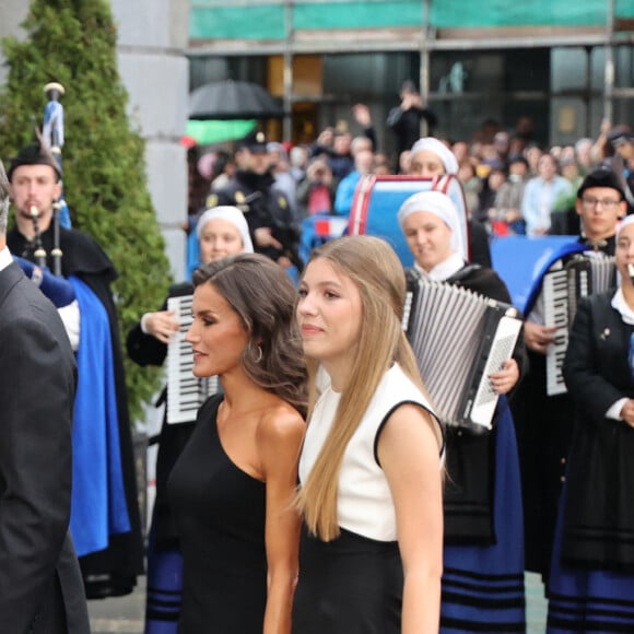 Les deux grands-mères des princesses étaient présentes
La reine Sofia, la princesse Leonor, le roi Felipe VI d'Espagne, la reine Letizia d'Espagne et l'infante Sofia d'Espagne - La famille royale d'Espagne lors de la cérémonie des "Prix Princesse des Asturies 2023" à Oviedo, Espagne, le 20 octobre 2023. 