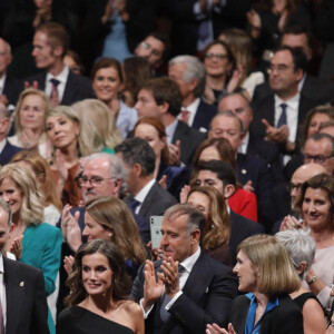 La princesse Leonor, le roi Felipe VI d'Espagne et la reine Letizia d'Espagne - La famille royale d'Espagne lors de la cérémonie des "Prix Princesse des Asturies 2023" à Oviedo, Espagne, le 20 octobre 2023. 