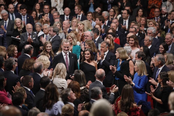 La princesse Leonor, le roi Felipe VI d'Espagne et la reine Letizia d'Espagne - La famille royale d'Espagne lors de la cérémonie des "Prix Princesse des Asturies 2023" à Oviedo, Espagne, le 20 octobre 2023. 