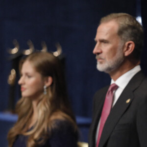 La princesse Leonor, le roi Felipe VI d'espagne, la reine Letizia d'Espagne et l'infante Sofia d'Espagne - La famille royale d'Espagne lors de la cérémonie des "Prix Princesse des Asturies 2023" à Oviedo, Espagne, le 20 octobre 2023. 