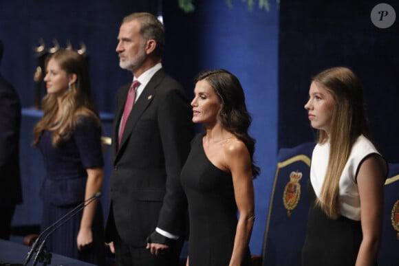 La princesse Leonor, le roi Felipe VI d'espagne, la reine Letizia d'Espagne et l'infante Sofia d'Espagne - La famille royale d'Espagne lors de la cérémonie des "Prix Princesse des Asturies 2023" à Oviedo, Espagne, le 20 octobre 2023. 
