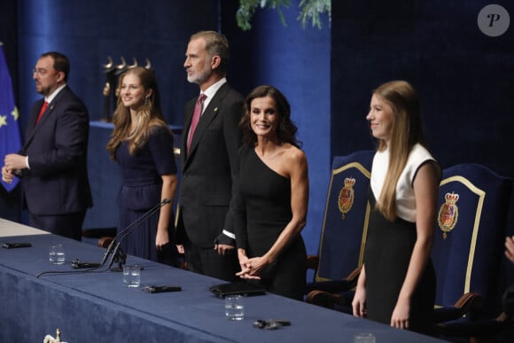 La princesse Leonor, le roi Felipe VI d'espagne, la reine Letizia d'Espagne et l'infante Sofia d'Espagne - La famille royale d'Espagne lors de la cérémonie des "Prix Princesse des Asturies 2023" à Oviedo, Espagne, le 20 octobre 2023. 
