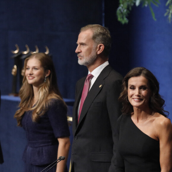 La princesse Leonor, le roi Felipe VI d'espagne, la reine Letizia d'Espagne et l'infante Sofia d'Espagne - La famille royale d'Espagne lors de la cérémonie des "Prix Princesse des Asturies 2023" à Oviedo, Espagne, le 20 octobre 2023. 