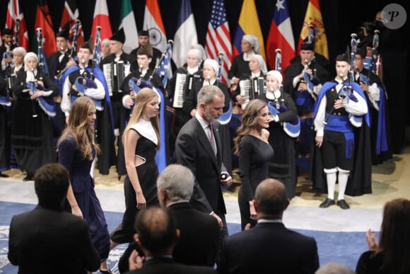 La princesse Leonor, l'infante Sofia d'Espagne, le roi Felipe VI et la reine Letizia d'Espagne - La famille royale d'Espagne lors de la cérémonie des "Prix Princesse des Asturies 2023" à Oviedo, Espagne, le 20 octobre 2023. 