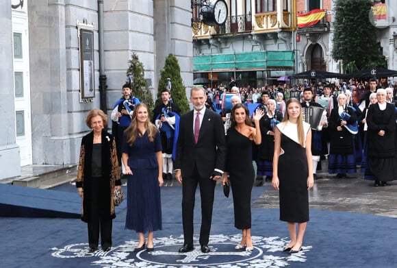 La famille royale a pu poser devant les photographes
La reine Sofia, la princesse Leonor, le roi Felipe VI d'Espagne, la reine Letizia d'Espagne et l'infante Sofia d'Espagne - La famille royale d'Espagne lors de la cérémonie des "Prix Princesse des Asturies 2023" à Oviedo, Espagne, le 20 octobre 2023. 
