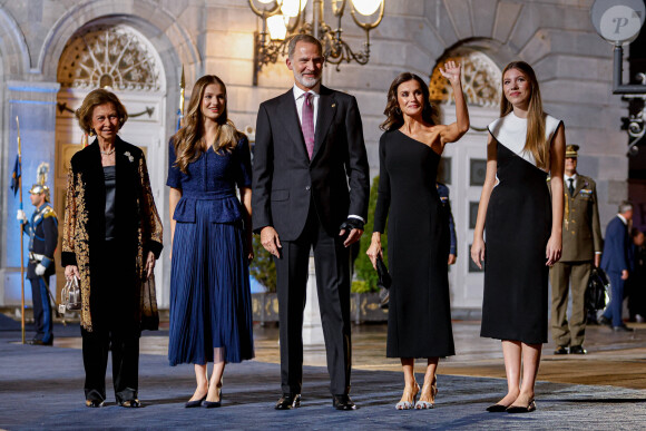 La reine Sofia, la princesse Leonor, le roi Felipe VI d'Espagne, la reine Letizia d'Espagne etlL'infante Sofia d'Espagne - La famille royale d'Espagne lors de la cérémonie des "Prix Princesse des Asturies 2023" à Oviedo, Espagne, le 20 octobre 2023. 